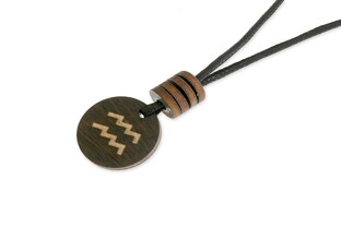 Lekki sznurkowy wisiorek wykonany z czarnego jubilerskiego sznurka z drewnianymi koralikami i drewnianą przywieszką w kształcie koła