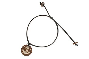 Bransoletka wykonana ze sznurka jubilerskiego w czarnym kolorze z przywieszką drewnianą na której wypalona jest kotwica