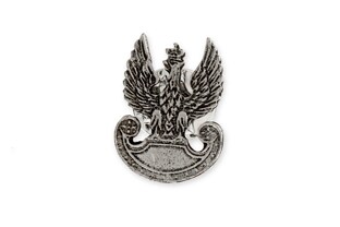 Znaczek z symbolem Orła Wojsk Lądowych wykonany z metalu nieszlachetnego w kolorze srebrnym zapinany na zapięcie typu motylek