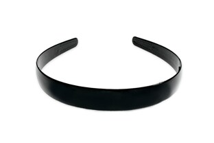 Wąska czarna opaska do włosów, wykonana z lekkiego i elastycznego plastiku o błyszczącej powierzchni