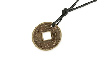 Wisiorek w kształcie chińskiej monety dobrobytu, wykonany z metalu nieszlachetnego w kolorze starego złota, zamocowany za mocnym czarnym sznurku