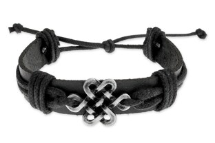 Męska bransoletka z elementem ozdobnym wykonanym z metalu nieszlachetnego koloru stalowego zamieszczonym na skórze koloru czarnego