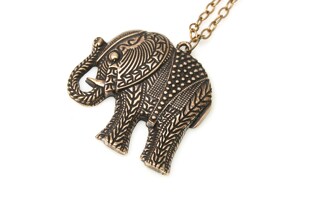 Orientalny wisiorek w kształcie bogato inkrustowanego indyjskiego słonia, ze stopu metali nieszlachetnych w kolorze starego złota