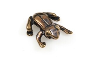 Urocza figurka małej żabki, wykonana z mosiądzu oksydowanego