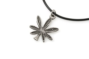 Wisiorek o kształcie liścia marihuany wykonany z metalu w kolorze ciemnego srebra
