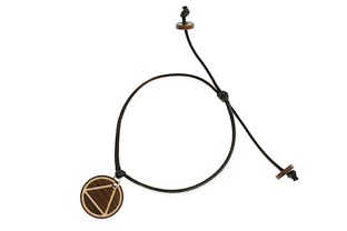 Czarna bransoletka wykonana ze sznurka jubilerskiego, z drewnianą zawieszką w kształcie koła z wypalonym znakiem trzeźwości