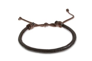 Męska bransoleta wykonana z grubego brązowego rzemienia owiniętego w dwóch miejscach brązowym sznurkiem