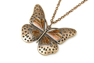 Wisiorek bursztynowy motyl wykonany z metalu nieszlachetnego w kolorze starego złota z brokatowym laminatem w kolorze bursztynu
