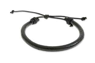 Męska bransoleta wykonana grubego czarnego rzemienia owiniętego w dwóch miejscach czarnym sznurkiem