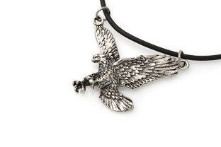 Gustowny wisiorek w kolorze ciemnego srebra, w kształcie atakującego orła, zawieszonego na elastycznej, czarnej lince z zapięciem