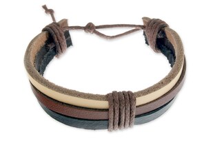 Męska bransoleta wykonana z grubej skóry, w postaci trzech pasków, naprzemiennie czarny - brązowy - beżowy, owiniętych w trzech miejscach brązowym rzemieniem