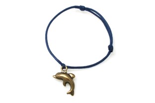Granatowa bransoletka ze sznurka woskowanego, na niej umieszczony jest mały delfinek wykonany z metalu nieszlachetnego o kolorze starego złota