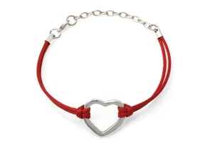 Romantyczna bransoletka ze sznurka jubilerskiego w kolorze czerwonym, z serduszkiem wykonanym z metalu nieszlachetnego w srebrnym kolorze