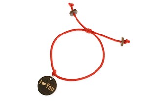 Bransoletka wykonana z czerwonego sznurka jubilerskiego z drewnianą okrągłą zawieszką z napisem Kocham Cię