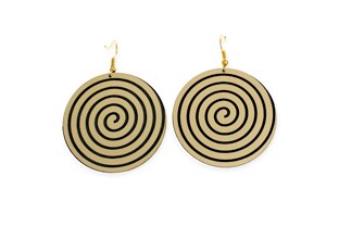 Kolczyki w formie dużych i połyskujących kół ze wzorem spirali o średnicy 4,5 cm