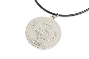 Unikatowy, dwustronny wisiorek z zodiakalnymi Rybami oraz tarczą zodiakalną Wykonany z metalu nieszlachetnego oraz pokryty masą jubilerską, Zawieszony na czarnym gumowym rzemyku zwieńczonym trwałym, funkcjonalnym zapięciem