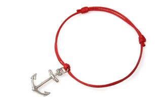 Bransoletka w stylu żeglarskim, wykonana z czerwonego woskowanego sznurka jubilerskiego z przywieszką w kształcie niedużej kotwicy