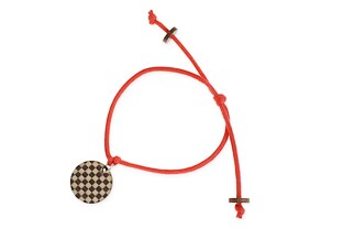 Czerwona bransoletka wykonana ze sznurka jubilerskiego, z drewnianą zawieszką w kształcie koła z wypaloną szachownicą