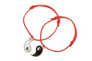 Podwójna bransoletka wykonana z czerwonego sznurka jubilerskiego, z zawieszkami w postaci dwóch połówek, Yin oraz Yang