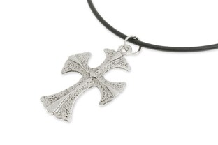 Wisiorek w kształcie charakterystycznego krzyża rycerskiego w kolorze srebrnym