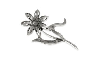 Ozdobna broszka z motywem kwiatowym, wykonana z metalu nieszlachetnego pokrytego kolorem starego srebra, zwieńczona mocnym zapięciem w formie agrafki