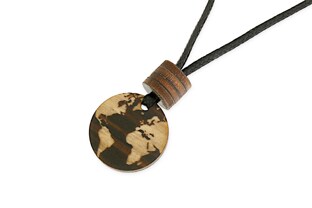 Wisiorek wykonany z czarnego sznurka jubilerskiego oraz drewnianej okrągłej przywieszki z wypaloną mapą świata w kolorze brązowym