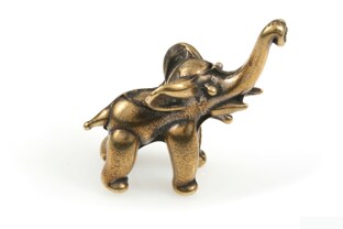 Nieduża figurka radosnego słonika z wysoko uniesioną głową, wykonana z metalu nieszlachetnego w kolorze starego złota