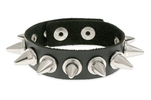 Skórzana wąska, czarna, bransoleta nabijana pojedynczym długimi rzędem kolców wykonanych z metalu nieszlachetnego w kolorze ciemnego srebra