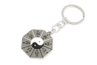 Brelok z motywem yin i yang, wykonany z metalu nieszlachetnego, pokryty kolorem starego srebra