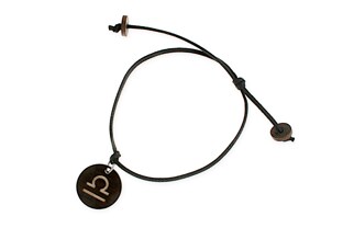 Delikatna bransoletka w kolorze czarnym z brązową przywieszka w kształcie koła, wykonana ze sznurka jubilerskiego oraz drewnianych elementów
