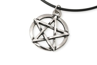 Popularny amulet - wisiorek w kształcie pentagramu, wykonany z nieszlachetnego metalu, w kolorze patynowanego srebra