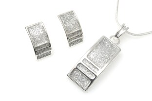 Elegancki komplet biżuterii wykonanej z metalu nieszlachetnego w kolorze srebrnym, z laminatem brokatowym