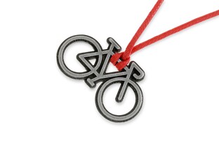 Wisiorek na czerwonym sznurku z regulowanym obwodem za pomocą ruchomych węzłów z przywieszka w postaci roweru w kolorze stalowym