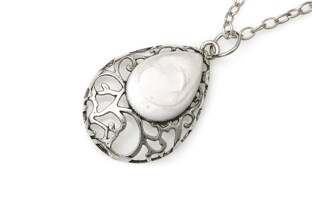 Długi wisiorek w kształcie łezki, wykonany z metalu nieszlachetnego w kolorze srebra, z wypełnieniem z białej masy jubilerskiej