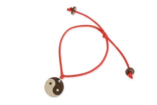 Bransoletka wykonana z czerwonego sznurka jubilerskiego z przywieszką drewnianą z symbolem Yin-Yang