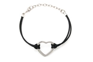 Bardzo prosta i efektowna bransoletka z jubilerskiego sznurka woskowanego w kolorze czarnym, z zamontowanym elementem w kształcie serduszka, wykonanym z metalu nieszlachetnego w kolorze srebra