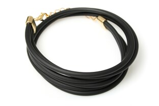 Damska bransoletka wykonana z trzech długich kauczukowych linek w kolorze czarnym