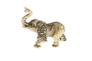 Figurka słonia z trąbą uniesioną do góry średniej wielkości, wykonana z metalu nieszlachetnego w kolorze starego złota pokrytego mosiądzem