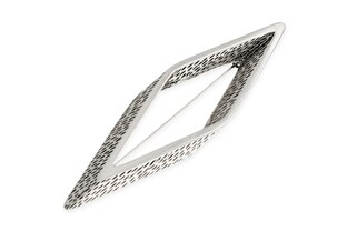 Niezwykle elegancka broszka, wykonana z metalu nieszlachetnego imitującego antyczne srebro, posiadająca wygodne zapięcie w formie agrafki