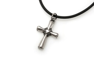 Mały dyskretny wisiorek, w kształcie wiązanego krzyża, i kolorze ciemnego srebra