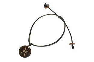 Bransoletka czarna wykonana ze sznurka jubilerskiego, z drewnianą przywieszką w kolorze brązowym, 
w kształcie koła