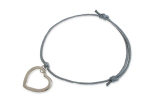 Sznurkowa, szara bransoletka z zawieszką w kształcie serca wykonanego z metalu nieszlachetnego i pokrytego kolorem srebrnym