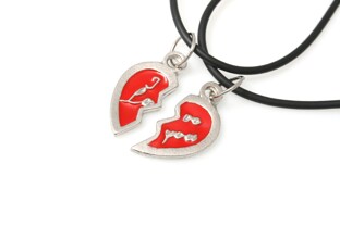 Dwa romantyczne wisiorki, w kształcie dwóch połówek serca, wykonane z metalu nieszlachetnego w kolorze srebra, z czerwonym wypełnieniem, zawieszone na kauczukowych linkach z zapięciem