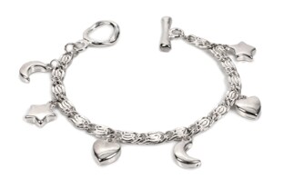 Romantyczna bransoletka typu charms wykonana z nietypowego łańcuszka do którego przymocowane są zawieszki: serduszko, gwiazdka oraz księżyc, które razem tworzą wspaniały orientalny motyw nocy