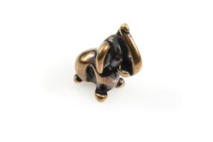 Niewielka figurka słonika z zadartą trąbą, wykonana z metalu nieszlachetnego w kolorze starego złota