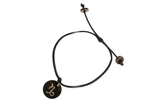 Bransoletka koloru czarnego wykonana ze sznurka jubilerskiego z zawieszką w kształcie koła z wygrawerowanym znakiem zodiaku