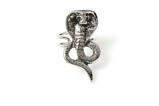 Intrygujący pierścień z wyjątkowo niebezpiecznym i jadowitym wężem, Kobrą