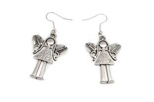 Urocze kolczyki wykonane ze stopu metali nieszlachetnych w kolorze starego srebra, w kształcie niewielkich aniołków - dziewczynek