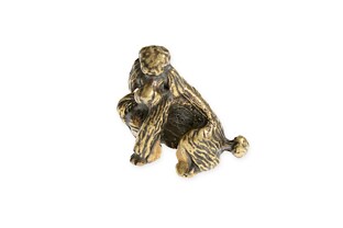 Wykonana z metalu nieszlachetnego pokrytego barwą starego złota figurka z podobizną siedzącego Pudelka