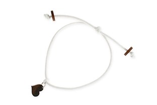 Bransoletka koloru białego z małym drewnianym serduszkiem w kolorze brązowym, wykonana z woskowanego sznurka jubilerskiego